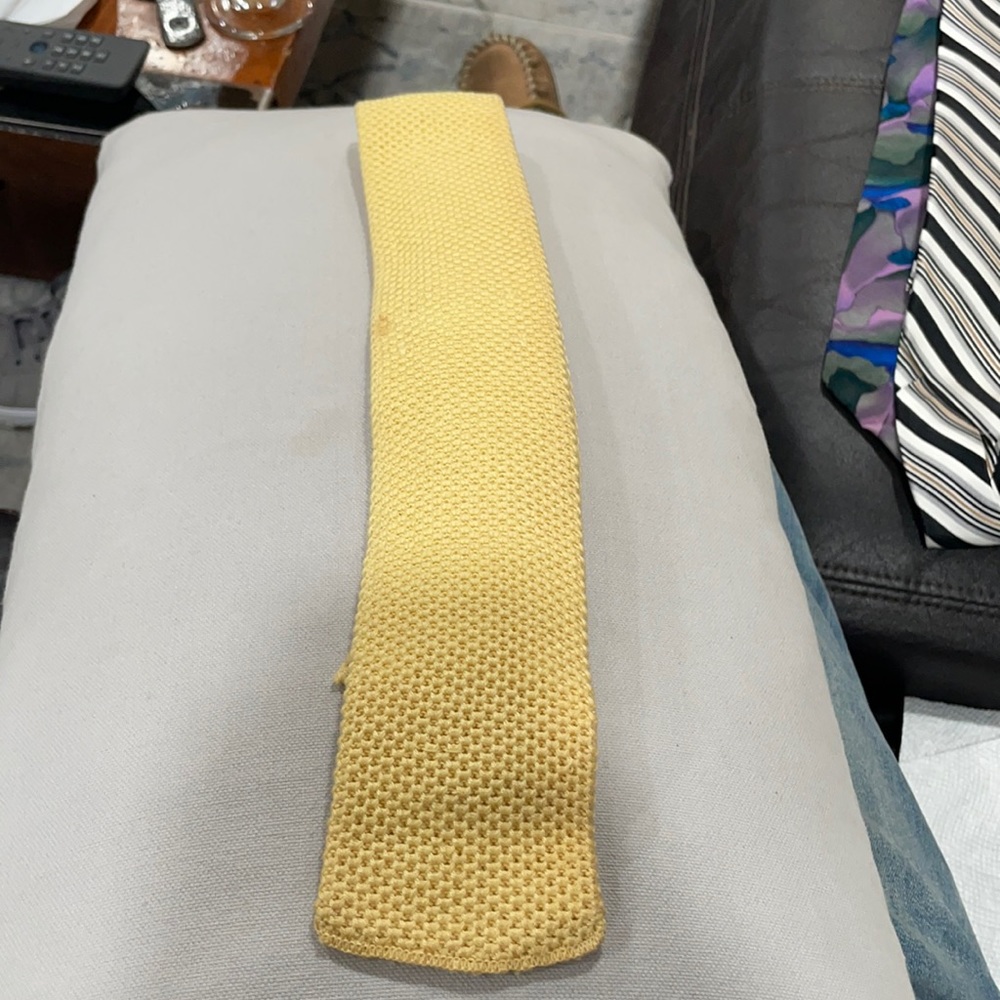 Yellow square tie